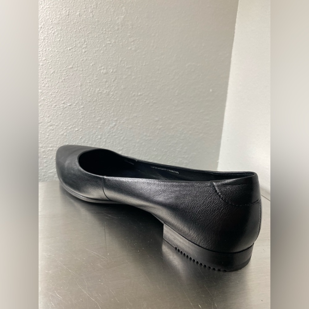 ECCO .. WOMENS Elegant Black Leather Flats